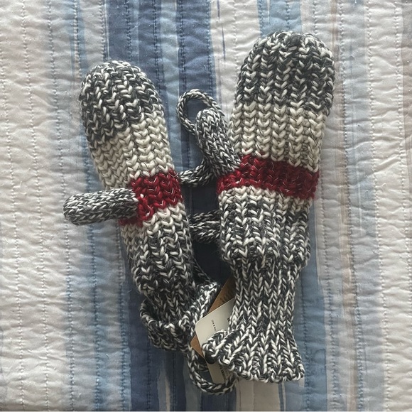 *FINAL PRICE* NWT Roots Chunky Cabin String Mittens - Picture 8 of 8